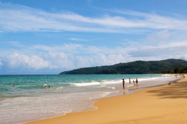 Karon plajı, sakin deniz ve harika bulutlu gökyüzü, Phuket, Tayland