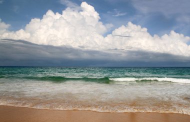 Karon plajı, sakin deniz ve harika bulutlu gökyüzü, Phuket, Tayland