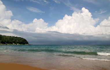 Karon plajı, sakin deniz ve harika bulutlu gökyüzü, Phuket, Tayland