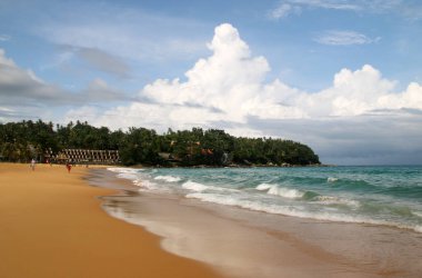 Karon plajı, sakin deniz ve harika bulutlu gökyüzü, Phuket, Tayland