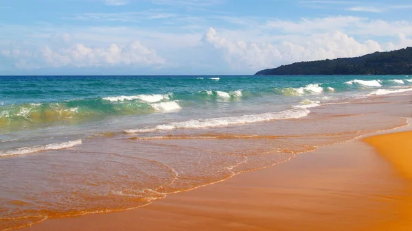 Karon Beach Mar Tranquilo Maravilhoso Céu Nublado Phuket Tailândia — Fotografia de Stock