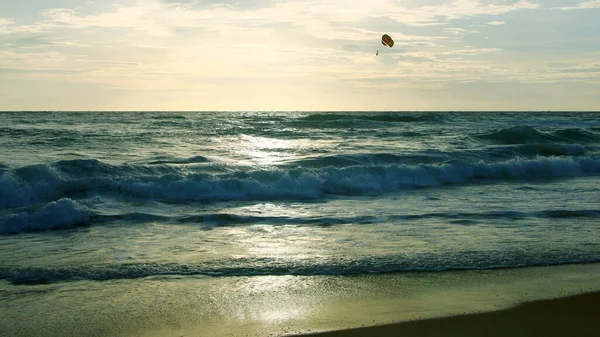 Hermosa Puesta Sol Playa Tropical Surf Golpea Orilla Playa Karon —  Fotos de Stock