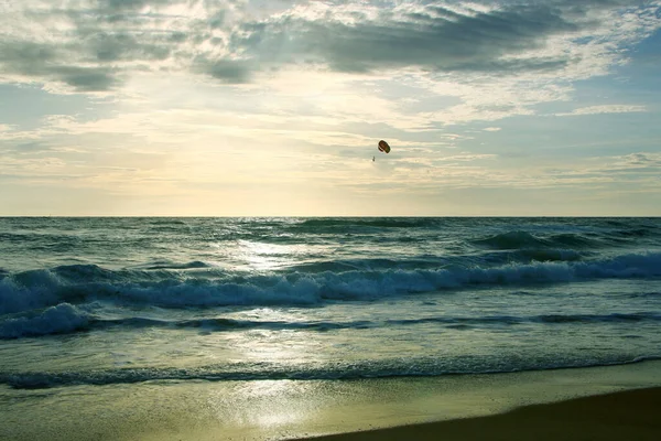 Wunderschöner Sonnenuntergang Tropischen Strand Die Brandung Hämmert Auf Das Ufer — Stockfoto