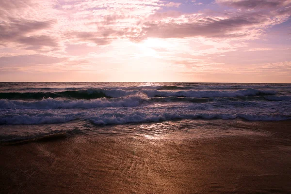 Hermosa Puesta Sol Playa Tropical Surf Golpea Orilla Playa Karon — Foto de Stock