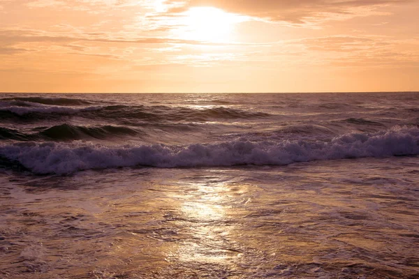 Hermosa Puesta Sol Playa Tropical Surf Golpea Orilla Playa Karon — Foto de Stock