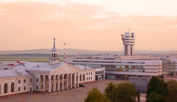 Koltsovo, Yekaterinburg, Rusya - 30 Eylül 2019: Koltsovo Uluslararası Havaalanı terminalinin binaları
