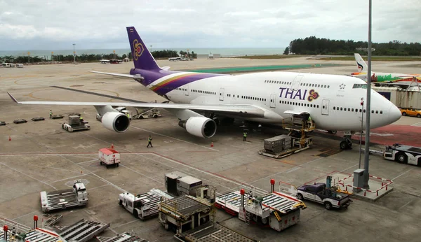 Phuket, Tayland 05 Şubat 2020: Boeing 747 Tayland Havayolları 'nın 400 yolcu uçağı Phuket Uluslararası Havaalanı' ndan kalkış için hazırlanıyor