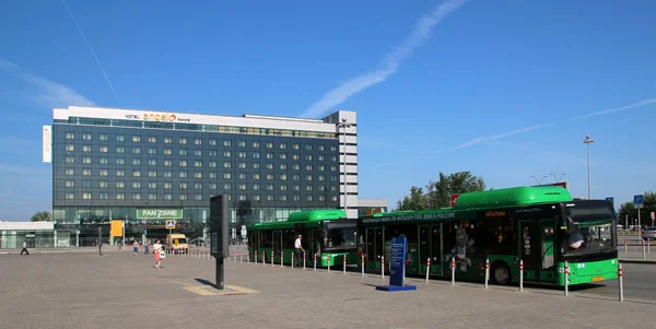 Koltsovo, Yekaterinburg, Rusya - 30 Haziran 2019: Angelo Oteli ve yakınında bir otobüs durağı, Koltsovo Uluslararası Havaalanı, Yekaterinburg, Rusya