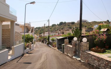 Afandou, Rodos, Yunanistan - 28 Şubat 2020: Yunanistan 'ın Rodos kentindeki Afandou köyünde bir sokak