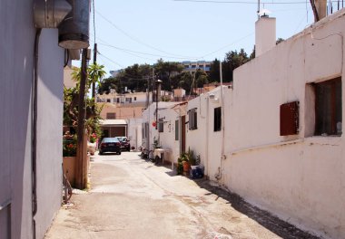 Afandou, Rodos, Yunanistan - 28 Şubat 2020: Yunanistan 'ın Rodos kentindeki Afandou köyünde bir sokak