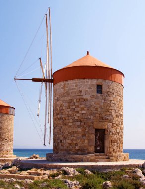 Mandraki limanındaki yel değirmenleri, Rodos, Yunanistan