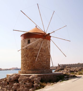Mandraki limanındaki yel değirmenleri, Rodos, Yunanistan