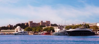 Mandraki Limanı, Rodos, Yunanistan - 18 Mart 2020: Rodos, Yunanistan 'da Mandraki Limanı ve limanı 