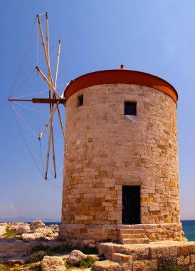 Mandraki limanındaki yel değirmenleri, Rodos, Yunanistan