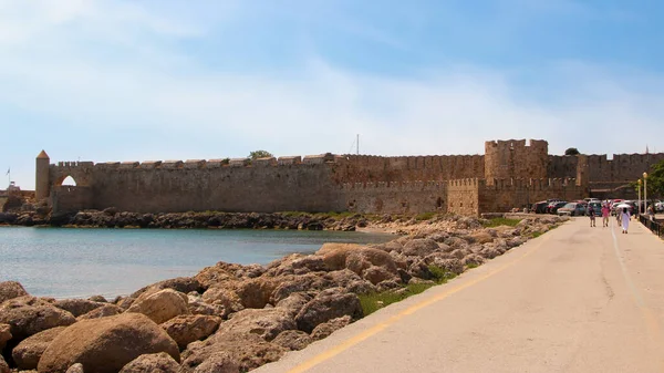 希腊罗得岛曼德拉基港的堤岸和中世纪要塞景观 — 图库照片
