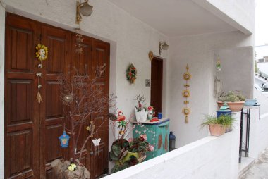 AFANDOU, RHODES, GREECE - 25 Mayıs 2020: Yunanistan 'ın Rodos kentindeki Afandou köyündeki bir köy evinin girişinde el yapımı süslemeler