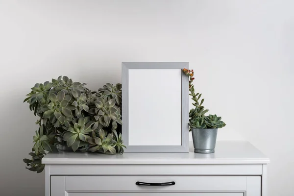 Sulu içerikli İskandinav minimalist iç mekanında fotoğraf çerçevesinden yapılmış.