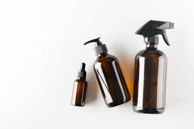 Cam şişelerde plastik olmayan ekolojik kozmetik konsepti