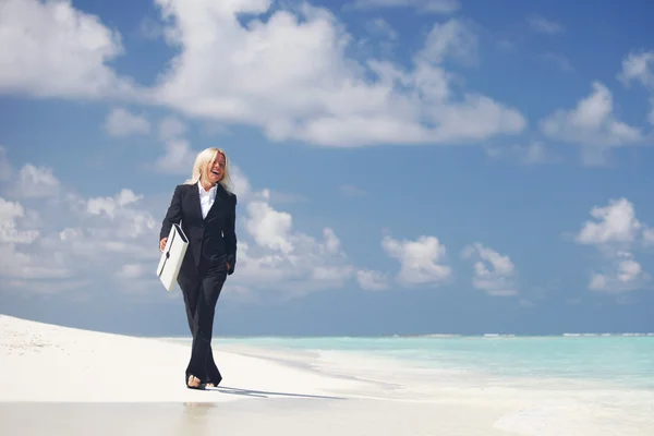 Zakenvrouw op strand — Stockfoto