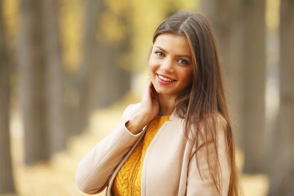 Mujer en el parque de otoño — Foto de Stock