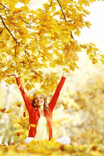 Glückliche Frau im Herbstpark — Stockfoto