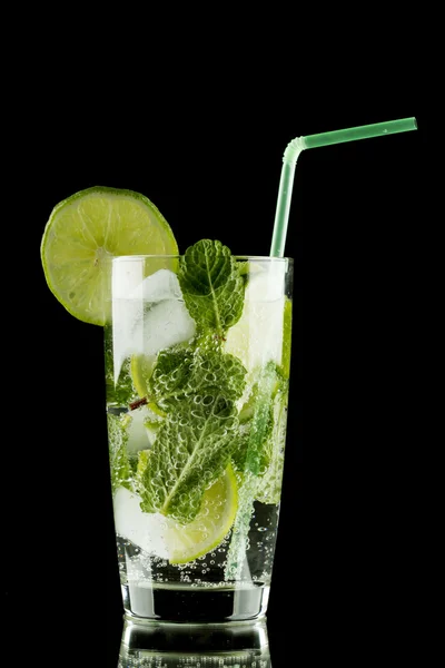 Mojito-Cocktail mit Limette, Minze und Eis auf schwarzem Hintergrund — Stockfoto