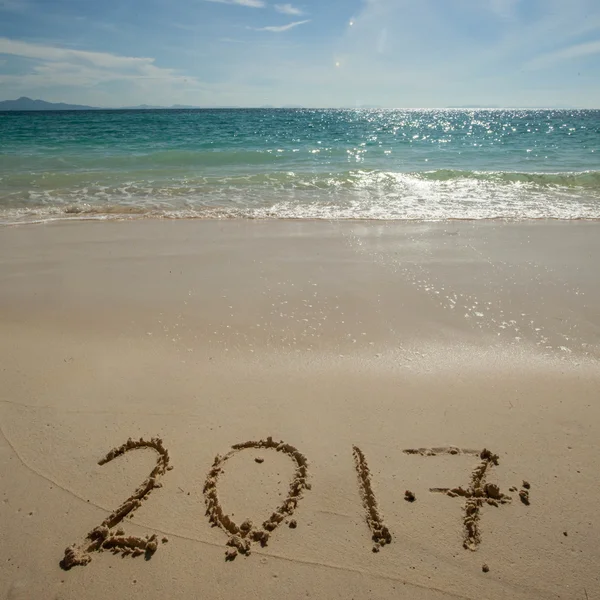 新的一年到 2017 年在海滩上 — 图库照片