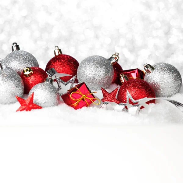 Décorations de Noël dans la neige — Photo