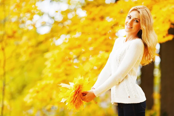 Donna sorridente nel parco autunnale — Foto Stock