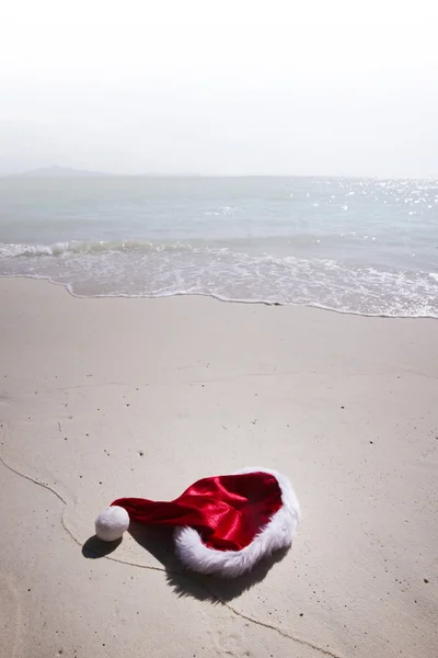 Sombrero de Navidad en la playa — Foto de Stock