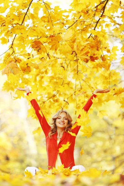 Ευτυχισμένη γυναίκα σε φθινόπωρο πάρκο — Φωτογραφία Αρχείου