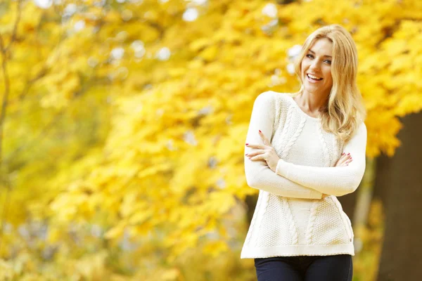 Восени щасливі жінка — стокове фото