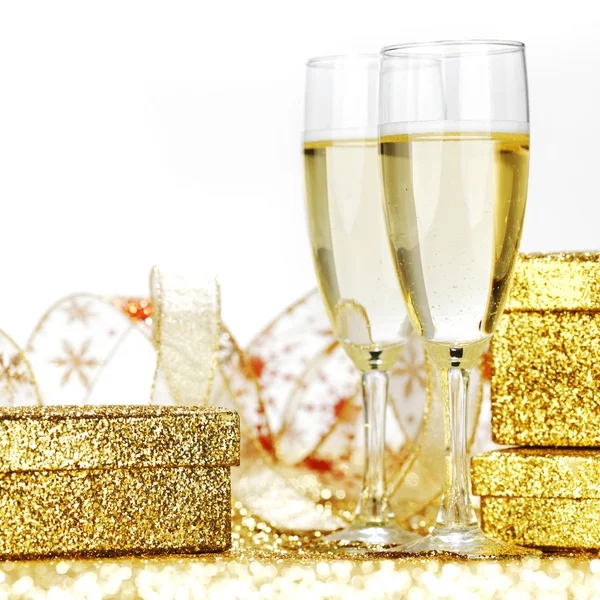 Champagner und Geschenk — Stockfoto