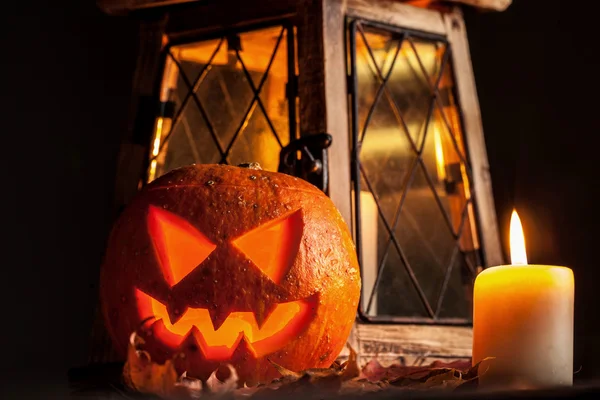 Halloween pompoen en lantaarn — Stockfoto