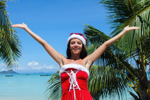 Pani Mikołajowa na tropikalnej plaży — Zdjęcie stockowe