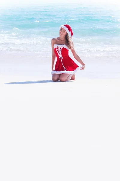 Signora Claus sulla spiaggia tropicale — Foto Stock