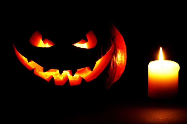 Gruselig lächelnder Halloween-Kürbis — Stockfoto