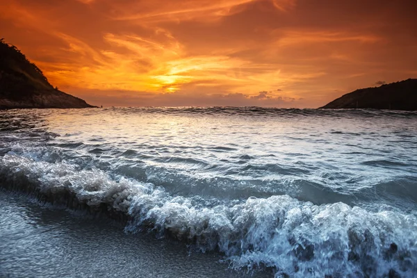 Schöner Sonnenuntergang mit orangefarbenem Himmel über blauem Meer — Stockfoto