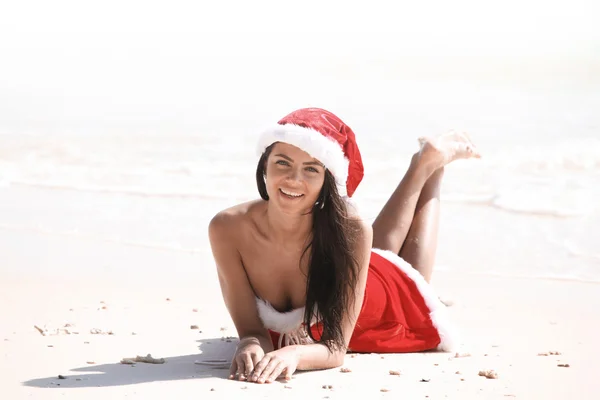 Mrs. Claus op tropisch strand — Stockfoto