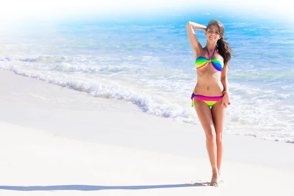 Mujer en bikini en la playa —  Fotos de Stock