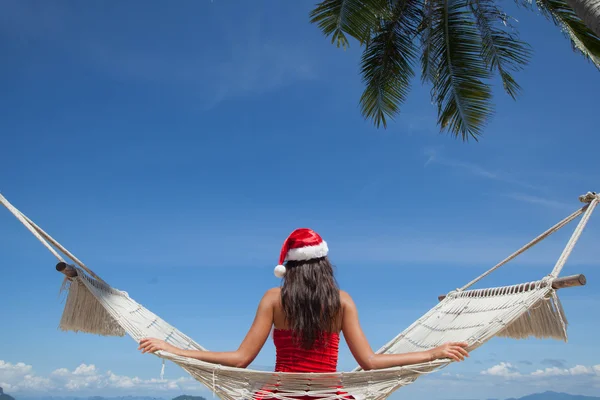 Mujer en hamaca celebrando la Navidad — Foto de Stock