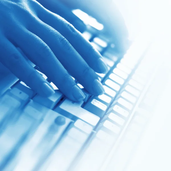 Fingers texting on computer keyboard — Stock Photo, Image