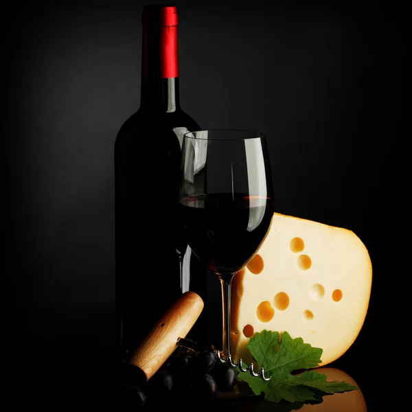 Kırmızı şarap ve peynir. — Stok fotoğraf