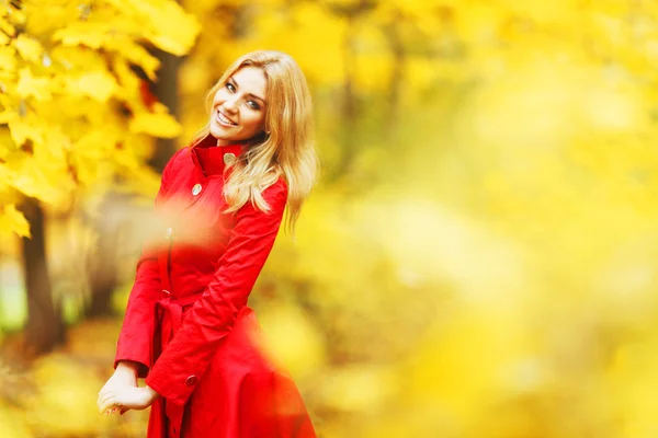 Woman in autumn park — Stock Photo, Image