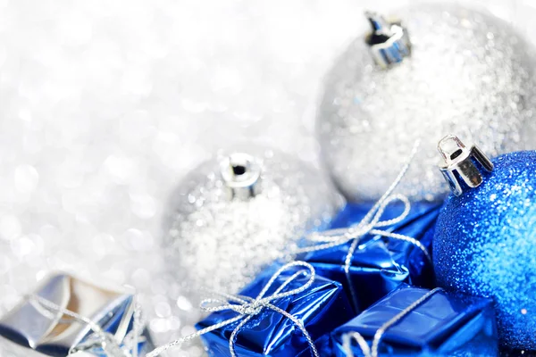 Regali e decorazioni natalizie — Foto Stock