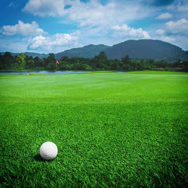 Golfball na hřišti — Stock fotografie