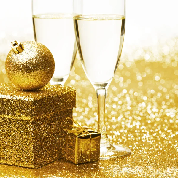 Champagne and gift — Stock Photo, Image