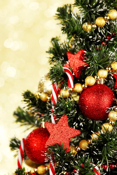 Schön geschmückter Weihnachtsbaum auf goldenem Hintergrund — Stockfoto