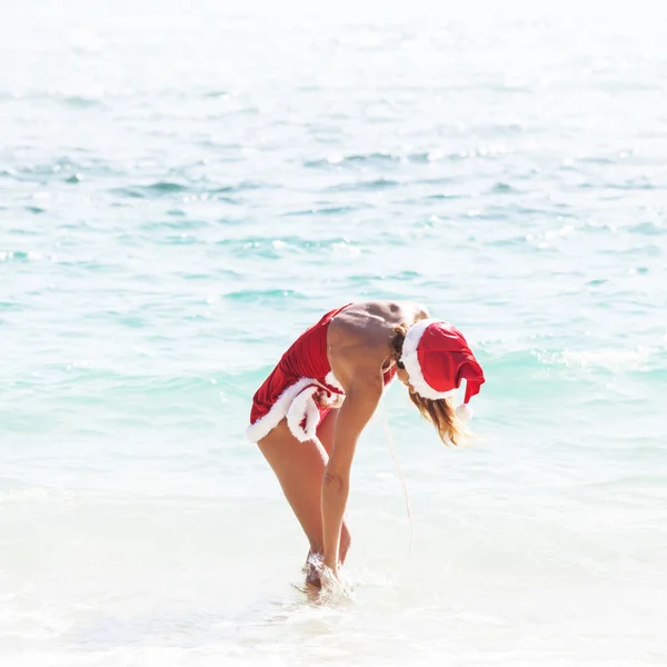 Mrs. Claus op tropisch strand — Stockfoto