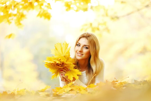 Vrouw met herfstbladeren — Stockfoto